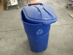lot 709 image: Rubbermaid Roughneck 45 Gallon Trash Recycling Garbage Can