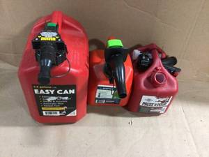 lot 18 image: GASOLINE CONTAINER Customer Returns See Pictures