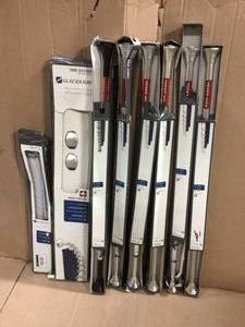 lot 33 image: MIX LOT Rustproof Decorative Finial 46 in. - 72 in. Aluminum Adjustable Tension No-Tools Shower Rod in Chrome Customer Returns See Pictures