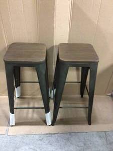 lot 45 image: Finwick Matte Gunmetal Gray Metal Backless Bar Stool with Wood Seat (Set of 2) (16.93 in. W x 29.53 in. H) Customer Returns See Pictures