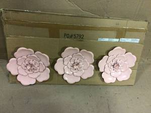 lot 86 image: Metal Pink Flowers Wall Dcor (Set of 3) Customer Returns See Pictures