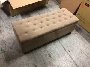lot 106 image: Tufted Top Storage Bench