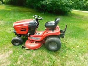 lot 1 image: Craftsman Riding Lawn Mower