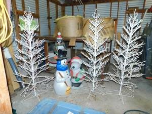 lot 10 image: Three Christmas Trees-Snowman-Snoopy-Penguin Outdoor Christmas Decorations