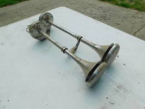 lot 19 image: Vintage Semi Horn