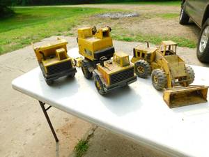 lot 26 image: Three Vintage Tonka Toy Vehicles