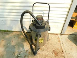 lot 30 image: Electric Shop Vac--4.0
