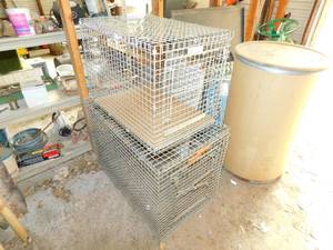 lot 38 image: Two Wire Dog Kennels