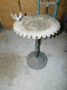 lot 48 image: Vintage Metal Bird Bath