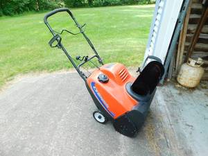 lot 86 image: Gas Run Simplicity Snowblower