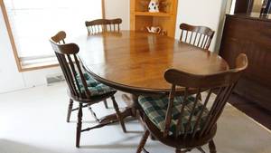 lot 104 image: Oval Wood Dining Room Table W Four Wooden Chairs W Plaid Cushions On Them--Has Leaves To Extend Table--Table Is On A Pedestal