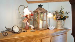 lot 109 image: Beautiful Floral Arrangement In Vase-Two Morning Doves-Two Lamps With Shades-Metal Bird Next To Roman Numeral Clock-Rose Colored Bud Vase W Arrangement In It-Hummingbird & Rose On Decorative Stand-(Mom I Love You)-A Wooden Decor W White Candle In It
