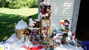 lot 72 image: A Lot Full Of Christmas Items And Snowmen