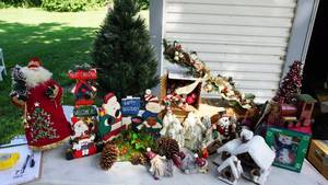 lot 73 image: A Lot Full Of Christmas Items