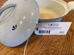 lot 257 image: Vintage Blue Dru Enameled Cast Iron Dutch Oven
