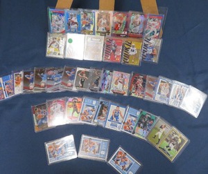 LOT OF MIXED COLLECTABLE SPORTS CARDS