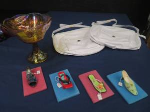 COLLECTABLE SHOE DECOR LOT WITH 2 PURSES AND VINTAGE FRUITBOWL ON PEDESTAL AMBER CARNIVAL GLASS
