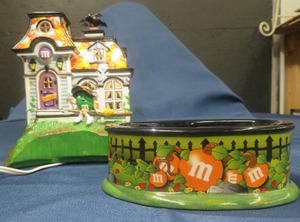 COLLECTABLE DEPARTMENT-56 M&M HALLOWEEN DECOR SET