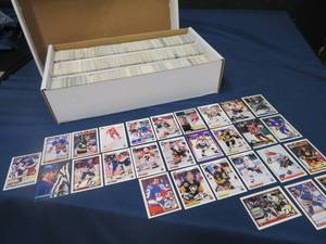 MASSIVE BOX OF COLLECTABLE HOCKEY CARDS (USA AND CANADA)