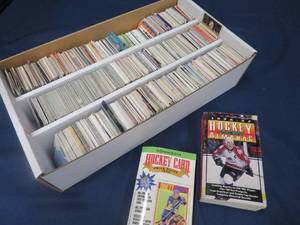 HUGE BOX FULL OF COLLECTABLE SPORTS CARDS (2000 CARDS)  TWO HOCKEY BOOKS