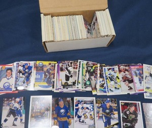TONS OF COLLECTABLE HOCKEY CARDS