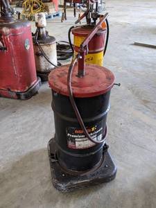 lot 113 image: 16 Gallon Drum Oil Pump on Cart w 80w-90 Oil - Maybe 20% Full