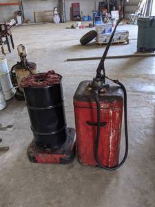 lot 114 image: GRACO 16 Gallon Gear Lube Pump - w about 40% 80W 90 Oil