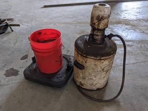 lot 116 image: GRACO 5 Gallon Pneumatic Grease Pump w about 75% Full #2 Grease