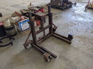lot 128 image: Heavy Duty Tire Changing Jack