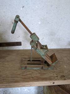 lot 135 image: 4 Adjustable Angle Vise