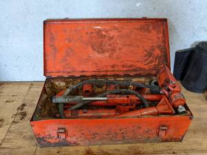lot 138 image: Portable Hydraulic Ram Kit in Toolbox