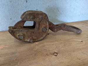 lot 145 image: Large Pac-man Clamp  Sheet Clamp