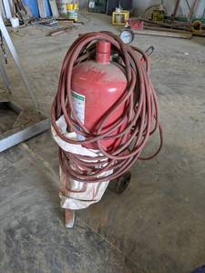 lot 157 image: 10 Gallon Sandblasting Pot w Mask and Hoses