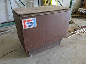 lot 166 image: Vintage PEPSI Chest Cooler - Unit Cools Down