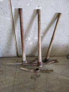 lot 173 image: Lot of (3) Pick Axes  (1) wo Handle