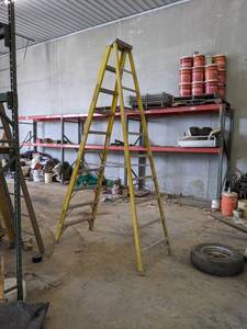 lot 250 image: Werner 10 Fiberglass Step Ladder - 300 LB Capacity