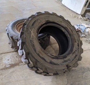lot 265 image: 12-16.5 Skidloader Tire (Looks new) and 8-Bolt Rim w Shot Tire