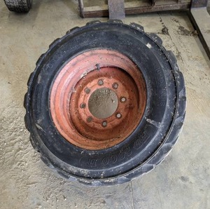 lot 266 image: 10-16.5 Skidloader Tire on 8-Bolt Rim