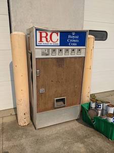 lot 65 image: Vintage RC Cola7up Pop Machine - No Keys