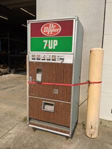 lot 64 image: Vintage Dr Pepper7up Pop Machine - No Keys