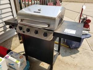 lot 617 image: Char-Broil Gas Grill 4-burner