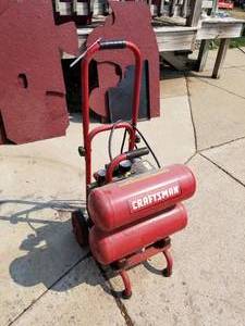 lot 621 image: Craftsman Air Compressor 921.16637 4-Gallon 125-PSI 1-HP