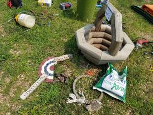 lot 645 image: Yard Art, Fertilizer  with Wood Basket, Welcome USA Flag, Rope Loop