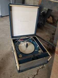 lot 717 image: Vintage Coronado Automatic Hi Fi Portable Phonograph