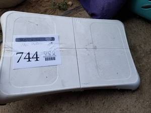 lot 744 image: Wii Balance Board