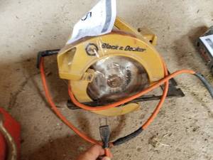 lot 735 image: Black & Decker 7308 7-14 Circular Saw