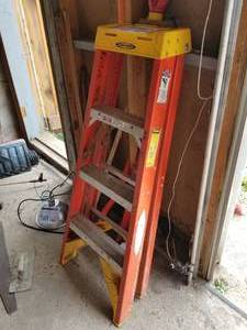 lot 741 image: Werner Non-Conductive Fiberglass Step Ladder 4