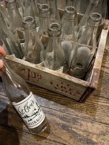 lot 81 image: 24 7oz glass bottles with 7up crate