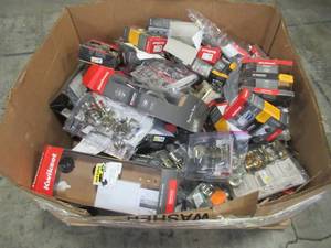 lot 107 image: WHOLESALE MIXED PALLET OF MISCELLANEOUS KWIKSET ENTRY AND INTERIOR DOOR HARDWARE