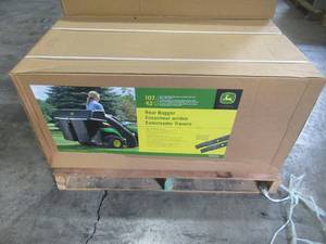 lot 118 image: John Deere 42 in. Twin Bagger for 100 Series Tractors BG20776